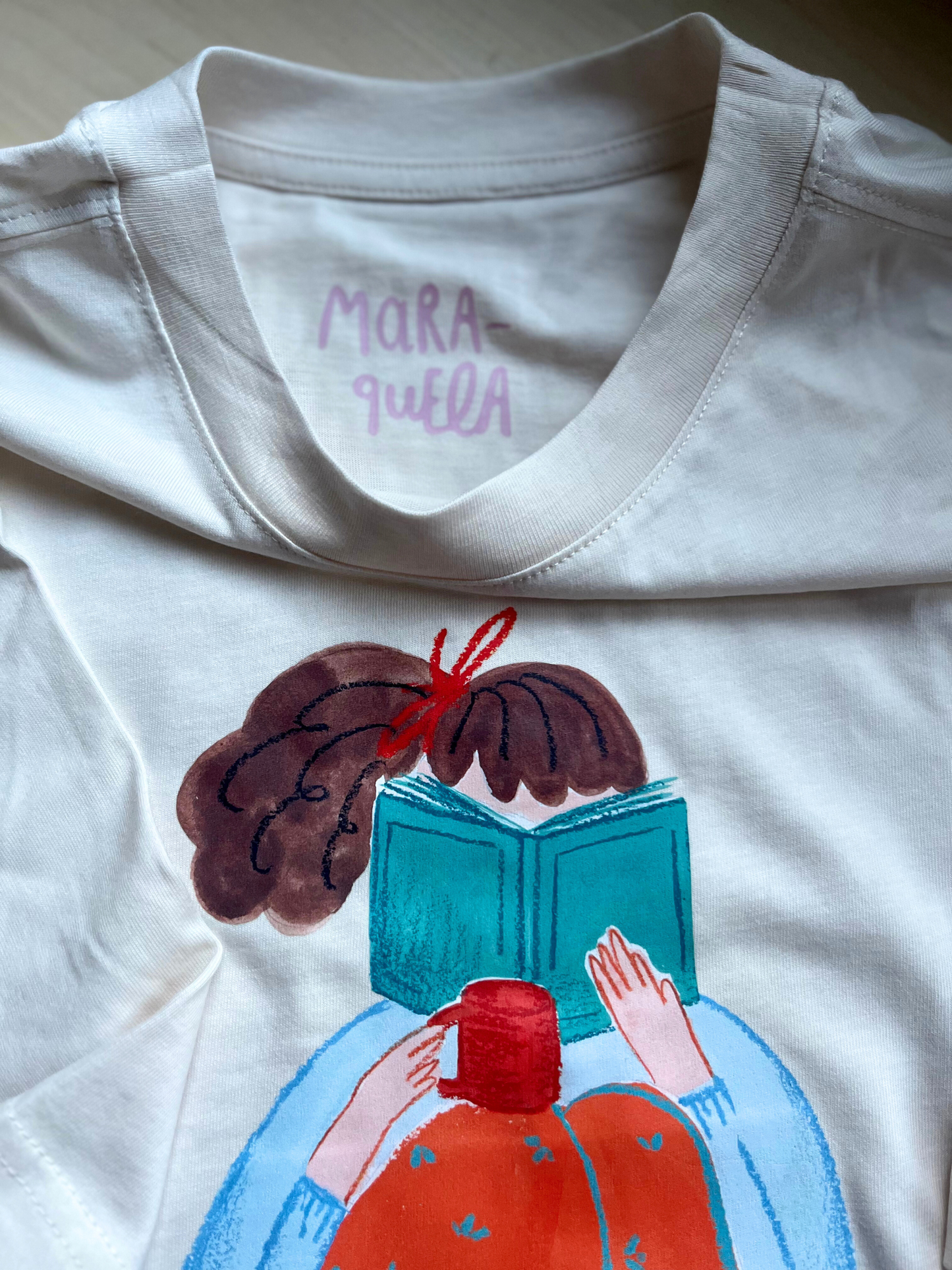 Camiseta Ilustrada - Mujer Leyendo
