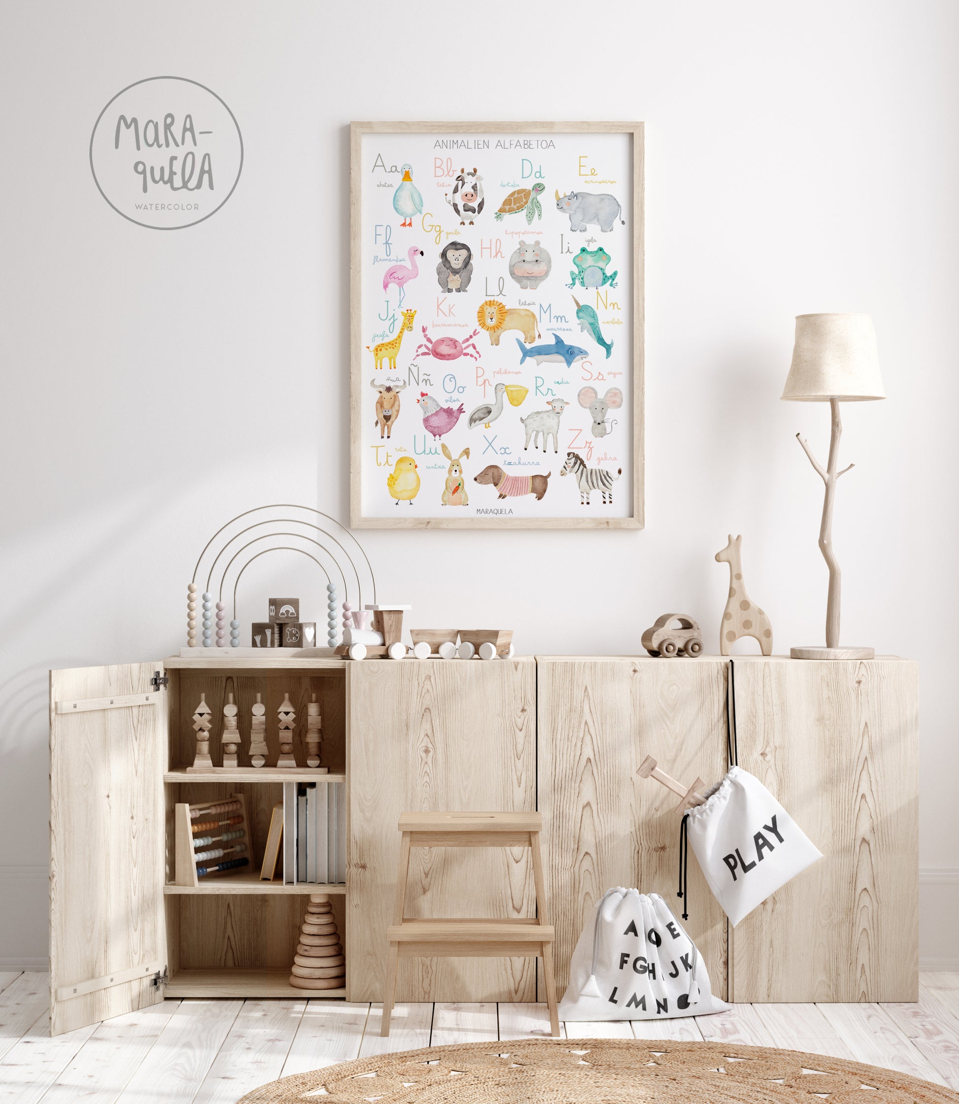 habitación infantil con cuadro del alfabeto en euskera