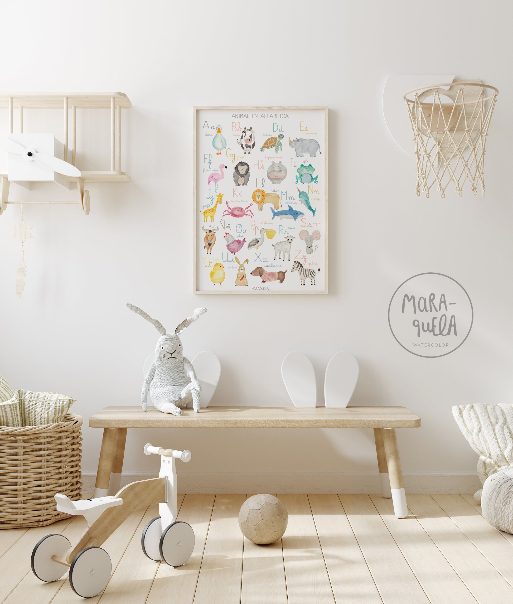 cuarto infantil con lámina decorativa del alfabeto vasco