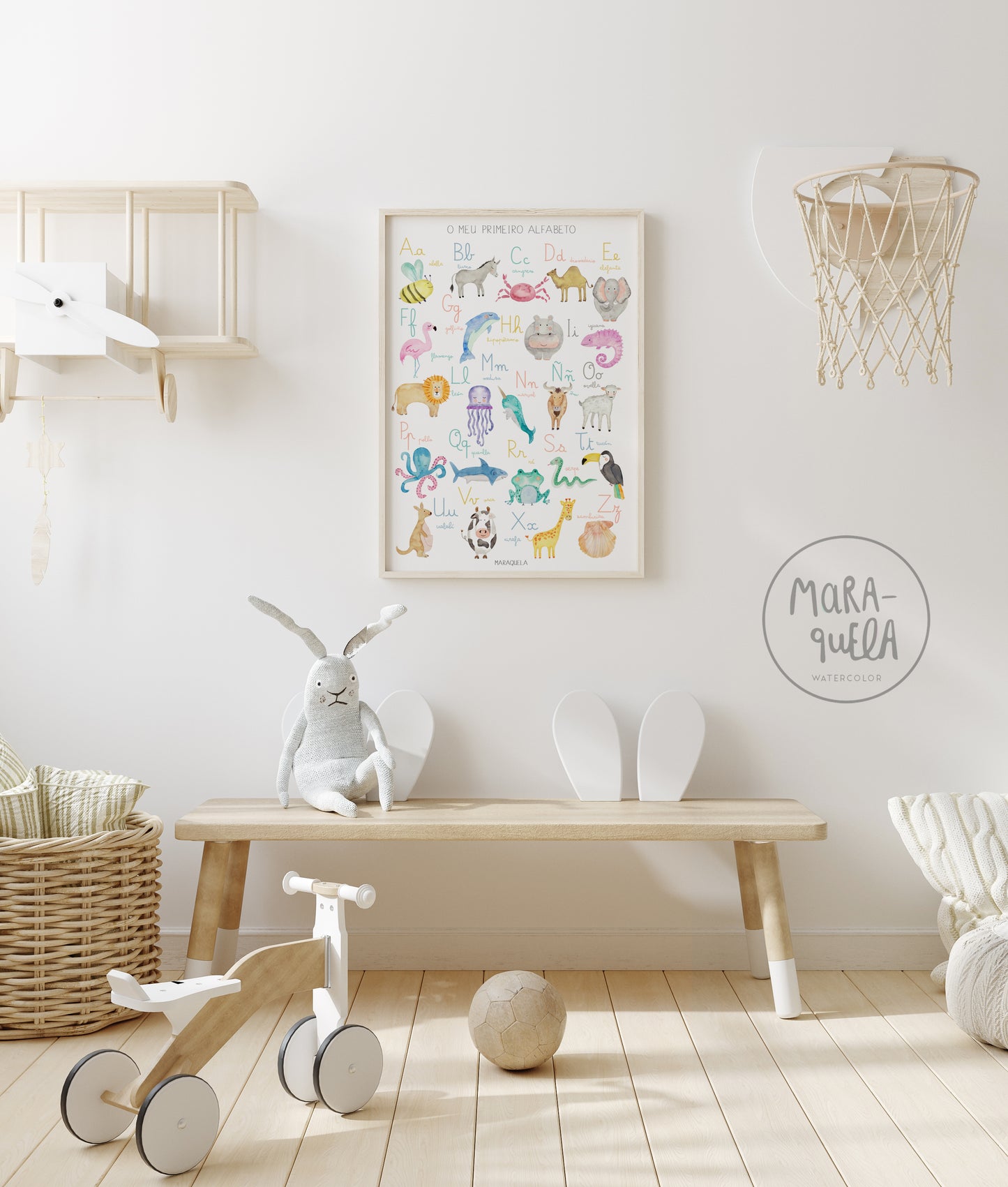 cuarto niños con alfabeto gallego en la pared